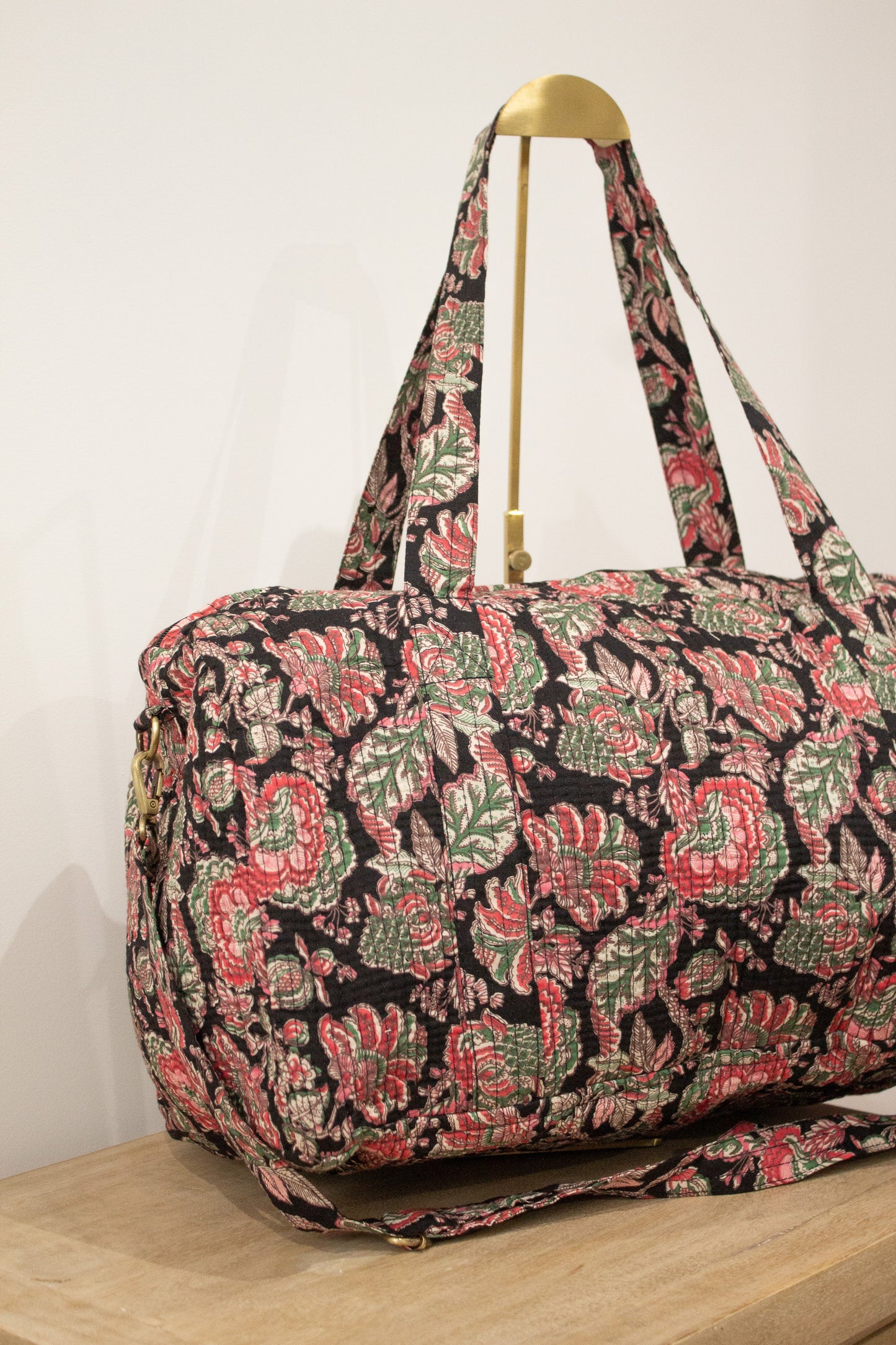 Bolsa de viaje negra flores