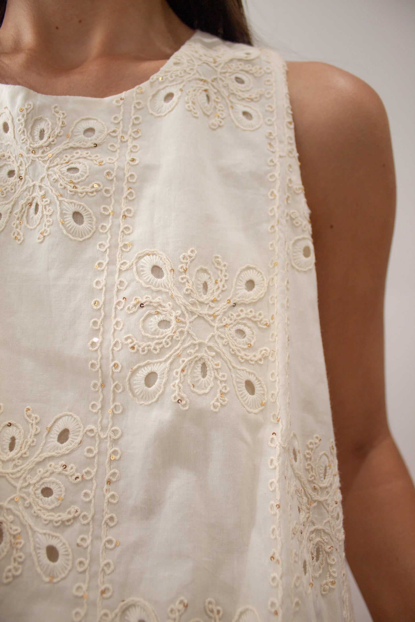 Blusa bordada con lentejuelas