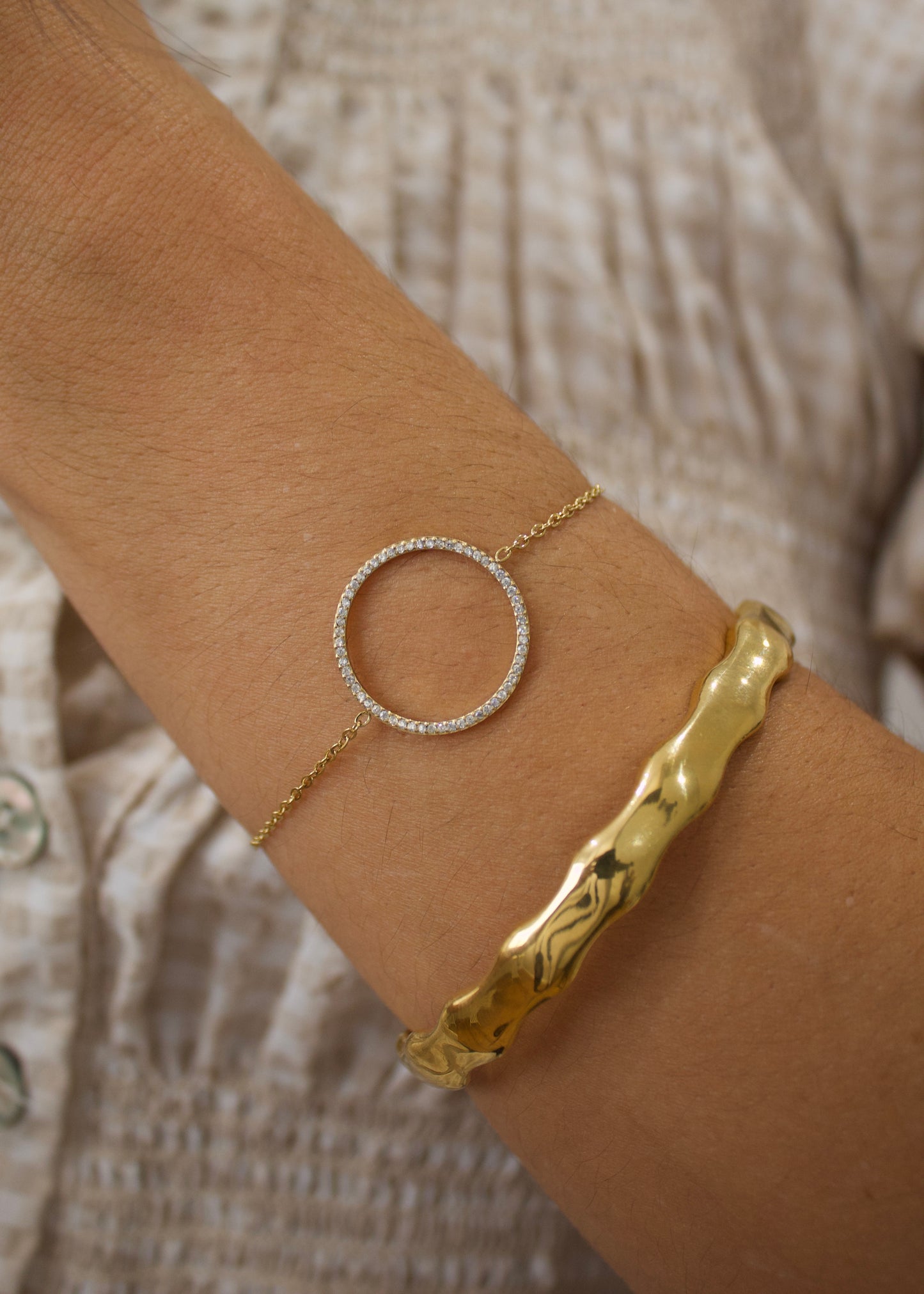 Brazalete rígido ondulado