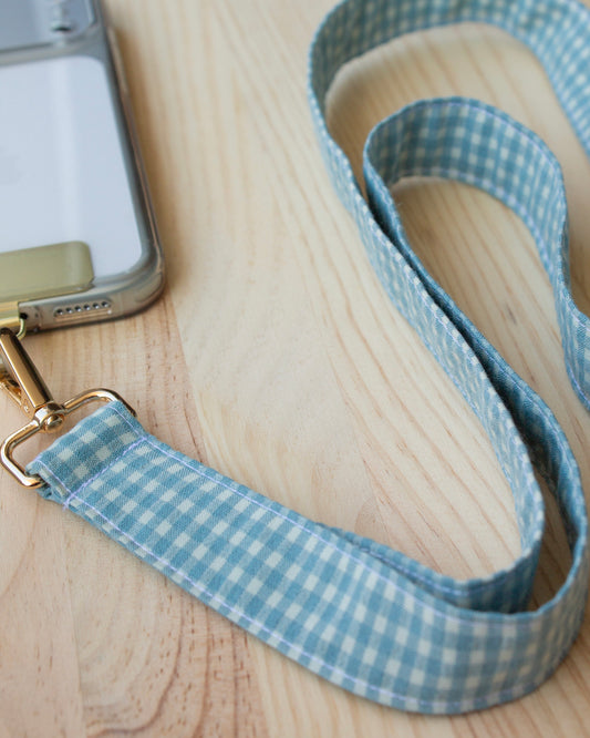 Cuelga móvil mini cuadros vichy blanco y azul