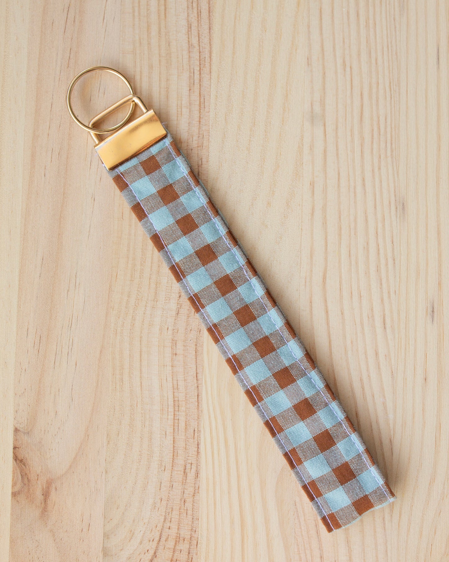 Llavero cuadros vichy marrón y azul