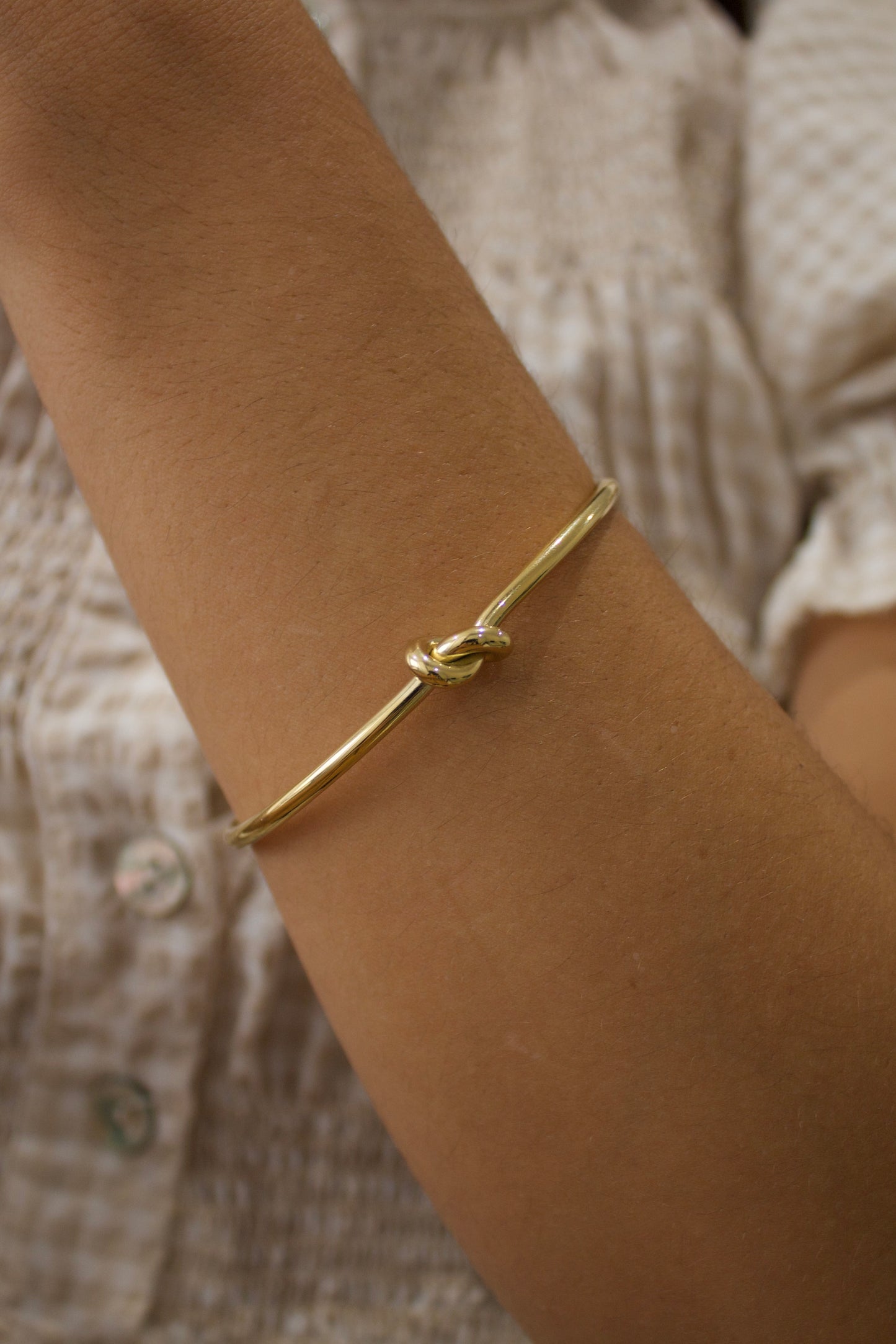 Pulsera rígida nudo