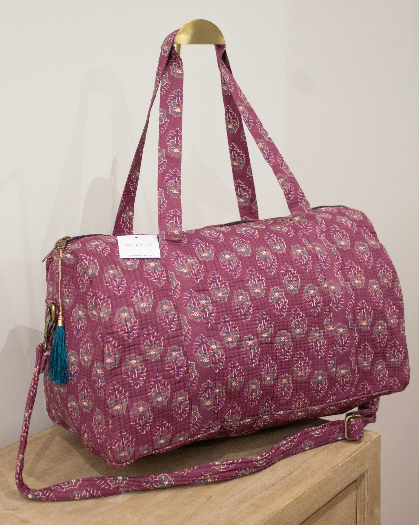 Bolsa de viaje morada flor gris