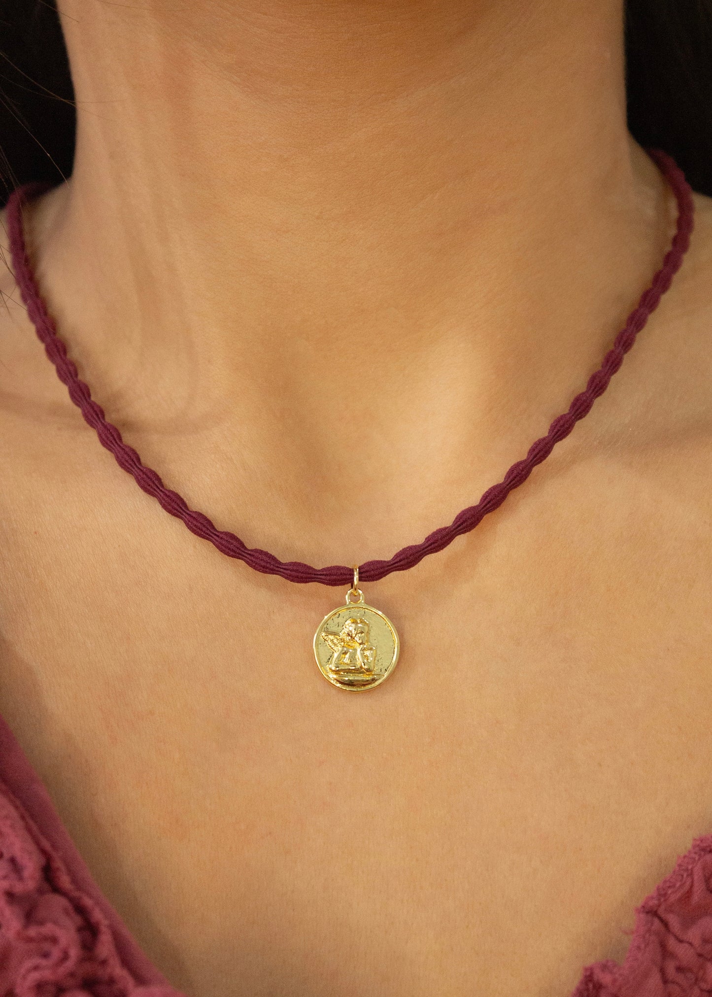 Collar angel burdeos