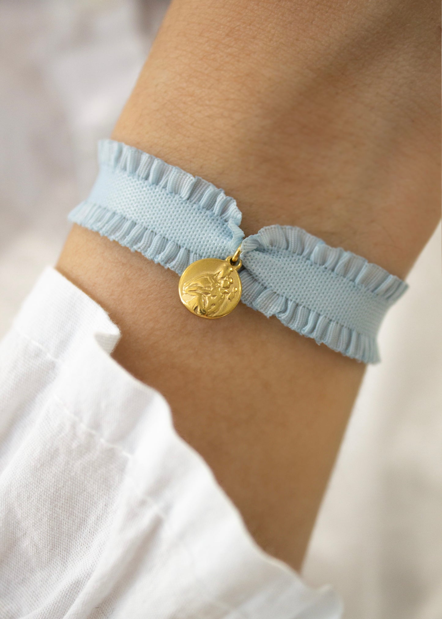 Pulsera elástica volantes azul cielo virgen del Carmen