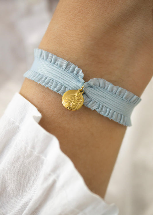 Pulsera elástica volantes azul cielo virgen del Carmen