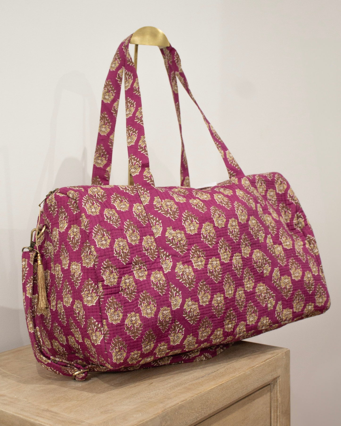 Bolsa de viaje morada flores amarillas