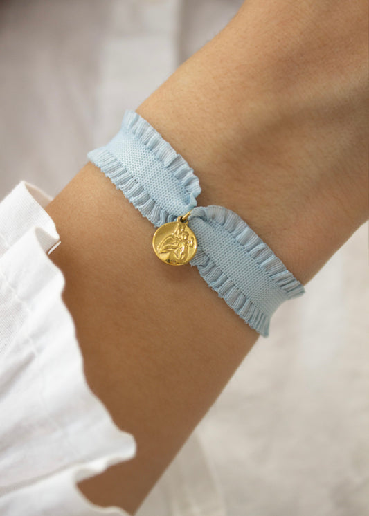 Pulsera elástica volantes azul cielo virgen del Carmen