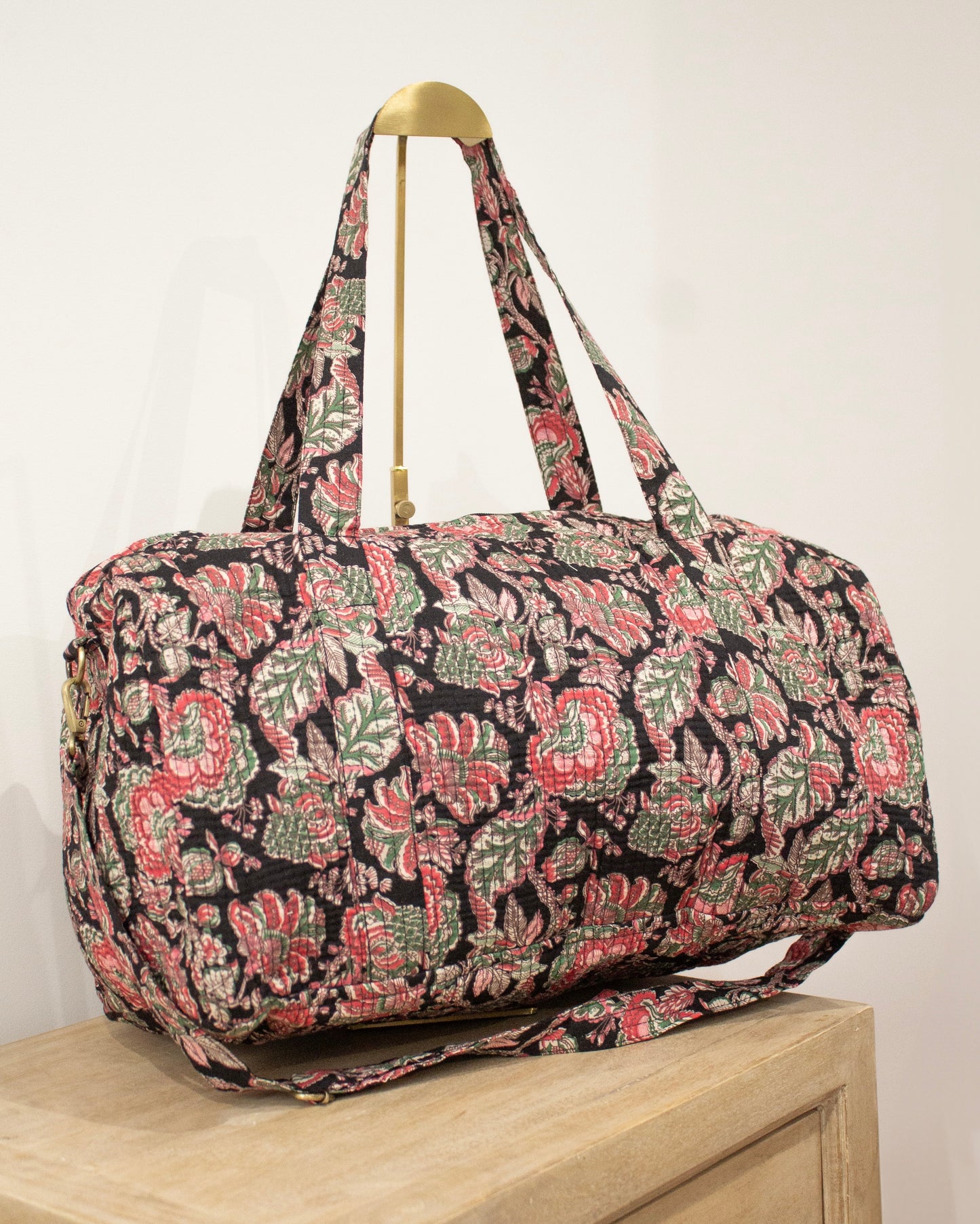 Bolsa de viaje negra flores