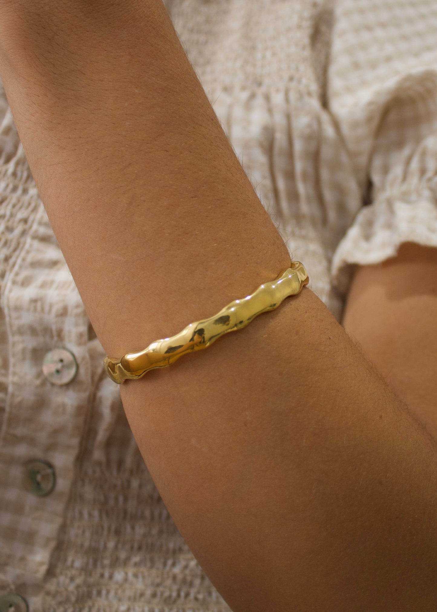 Brazalete rígido ondulado