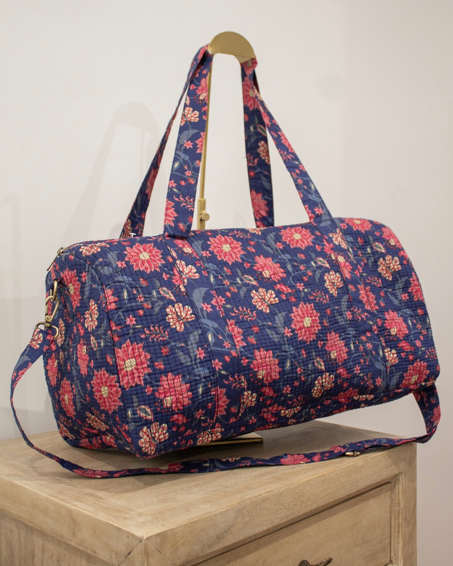 Bolsa de viaje azul marino flores rosas